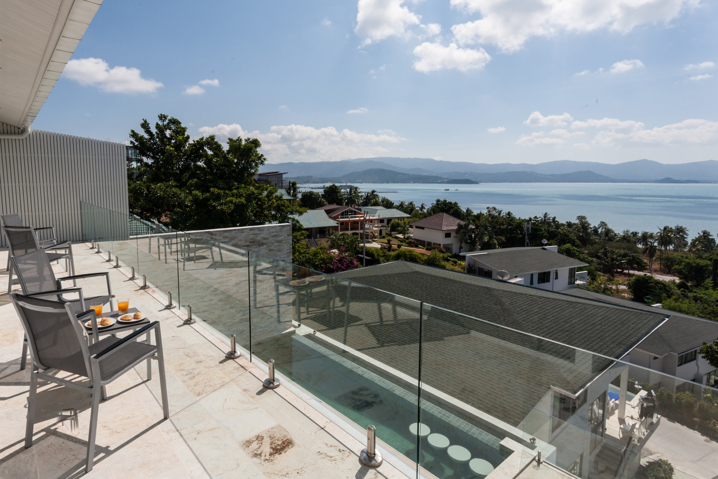 Villa Daizo master bedroom with elegant mirrored wall art
